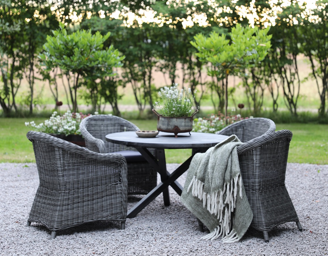 Matgrupp Mercury: Scottsdale runt bord i Shabby Chic grå inklusive 4 st Mercury light fåtöljer grå konstrotting Matgrupp Mercury: Scottsdale runt bord i Shabby Chic grå inklusive 4 st Mercury light fåtöljer grå konstrotting