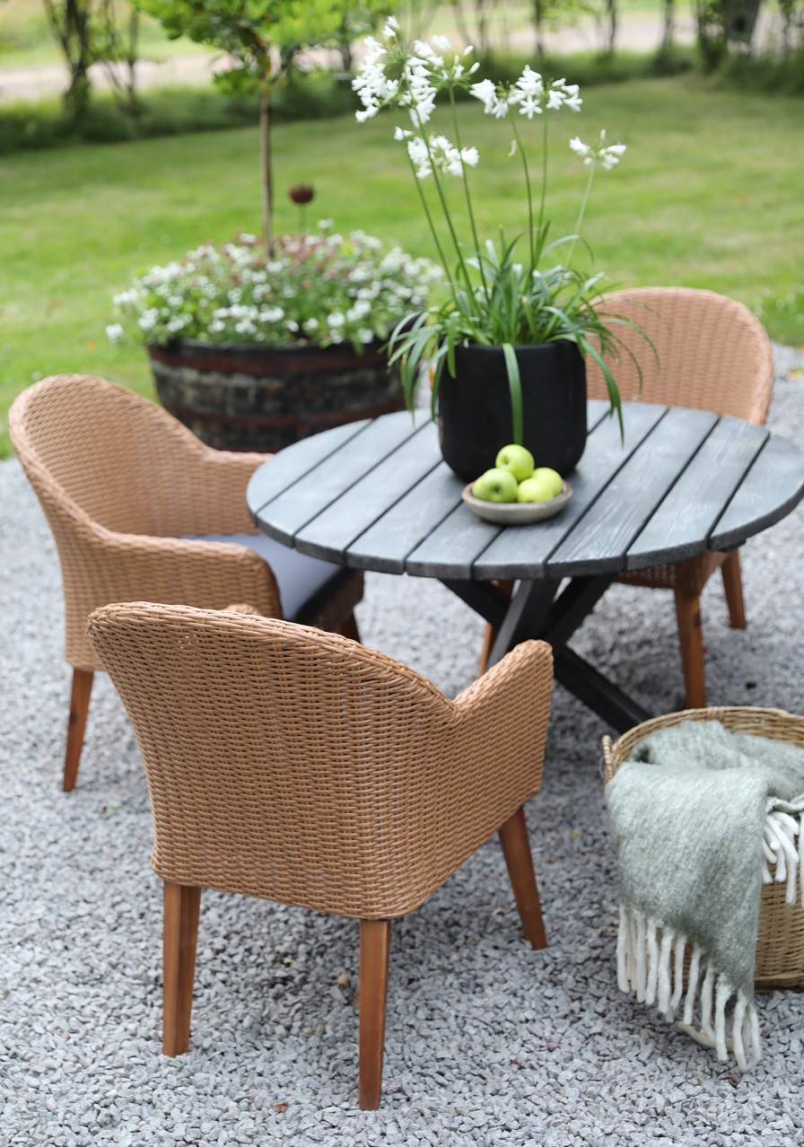 Matgrupp Mercury: Scottsdale runt bord i Shabby Chic grå inklusive 4 st Valetta fåtöljer i naturfärgad konstrotting Matgrupp Mercury: Scottsdale runt bord i Shabby Chic grå inklusive 4 st Valetta fåtöljer i naturfärgad konstrotting