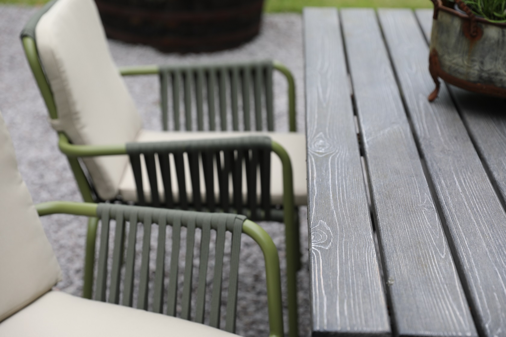 Matgrupp Scottsdale bord 150 cm i Shabby Chic grå inklusive 4 st gröna stapelbara Lincoln stolar Matgrupp Scottsdale bord 150 cm i Shabby Chic grå inklusive 4 st gröna stapelbara Lincoln stolar