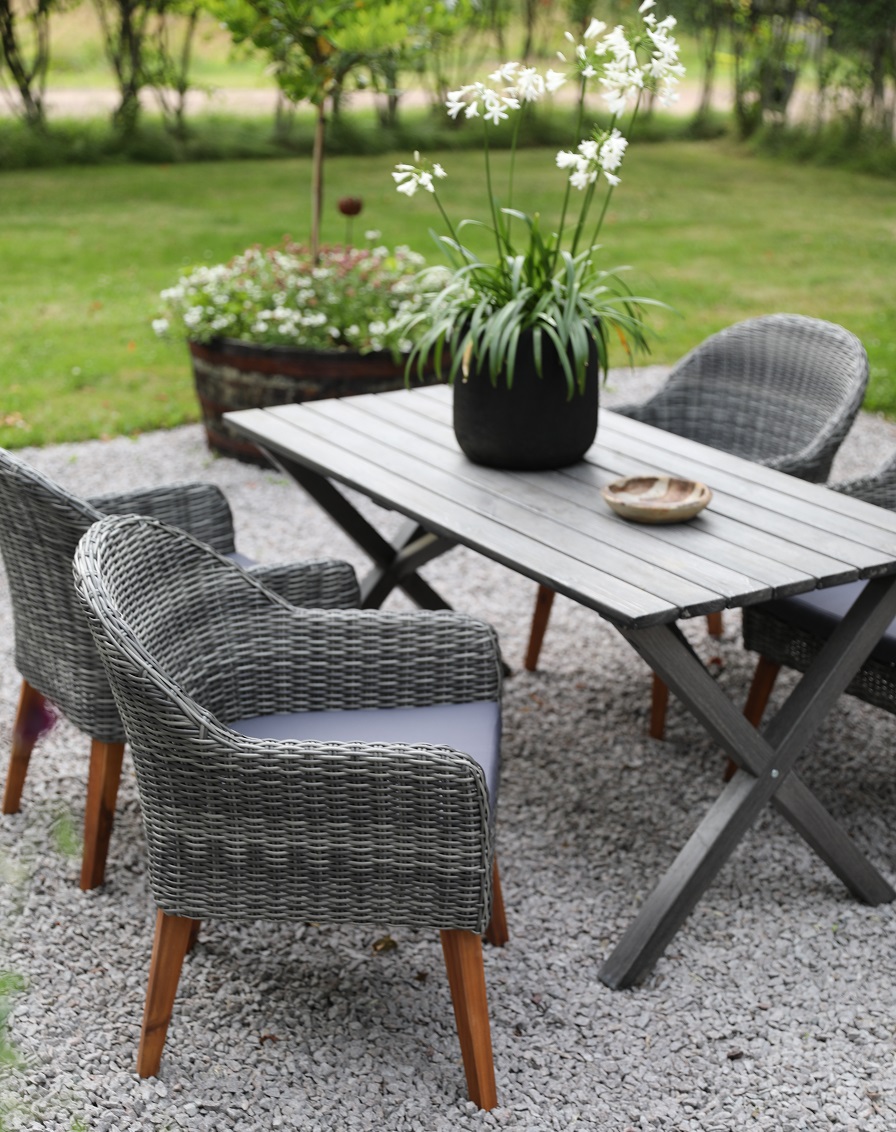 Matgrupp Scottsdale bord 150 cm i Shabby Chic gr inklusive 4 st Valetta ftljer i gr konstrotting