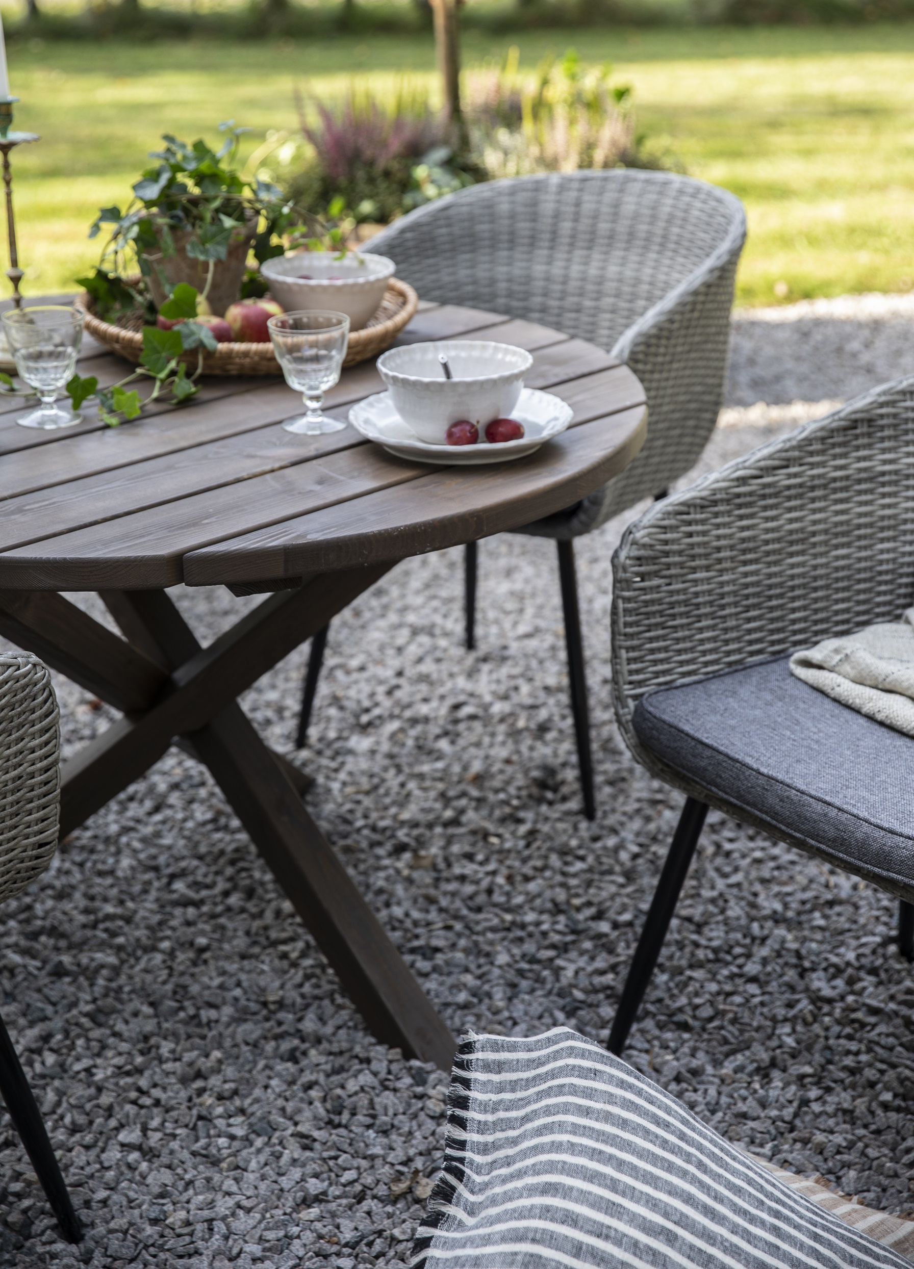 Scottsdale runt utebord 112 cm -Brunlaserad furu