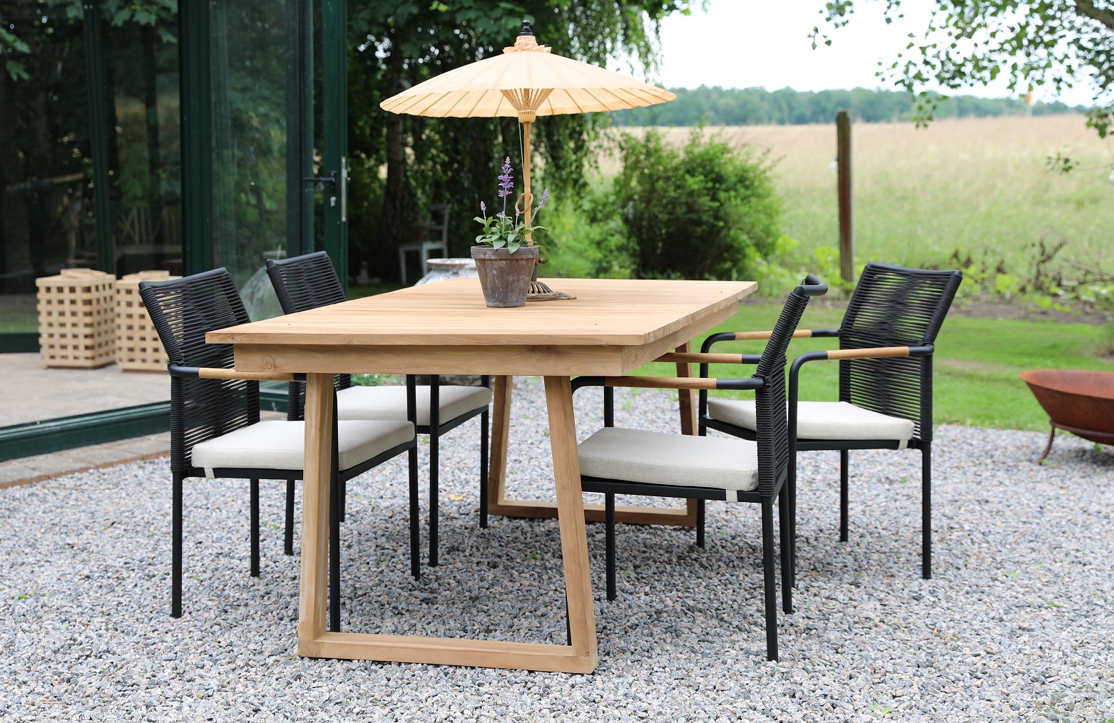 Saltö utematgrupp matbord 180x100 cm med 4 st Skanör karmstolar - Teak/Svart Saltö utematgrupp matbord 180x100 cm med 4 st Skanör karmstolar - Teak/Svart