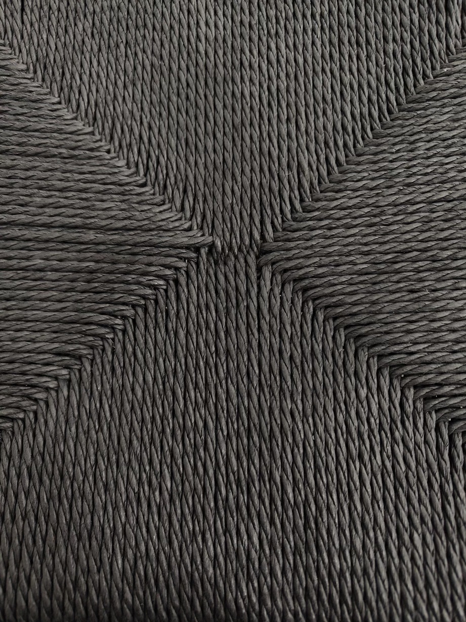 Bella utestol i svat metall med svat repsits Bella utestol i svat metall med svat repsits