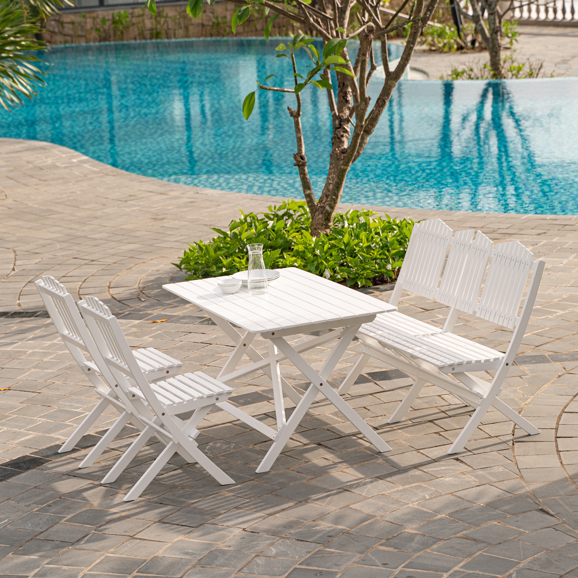 Hav�ng utegrupp; soffa med 2 stolar och bord i klassisk vit stil