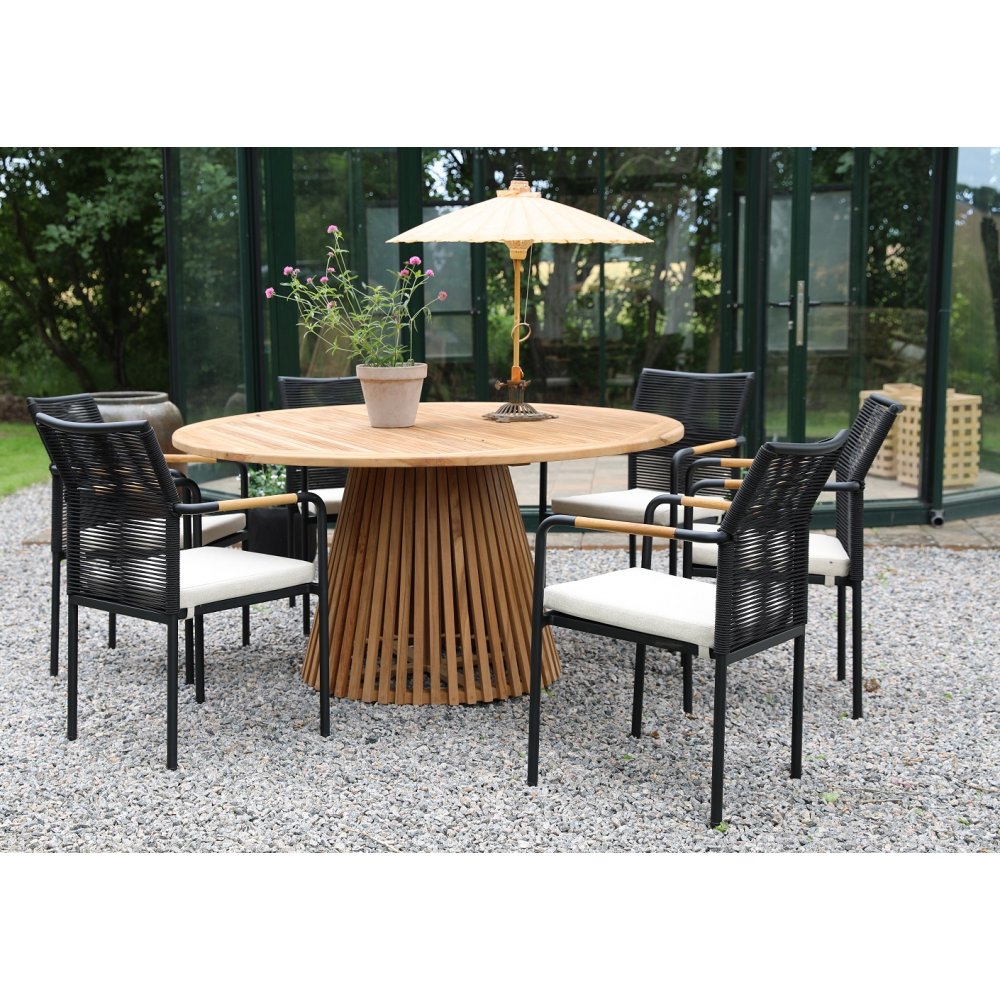 Saltö utomhusmatgrupp runt bord Ø150 cm med 6 Skanör karmstolar – Teak/Svart Saltö utomhusmatgrupp runt bord Ø150 cm med 6 Skanör karmstolar – Teak/Svart