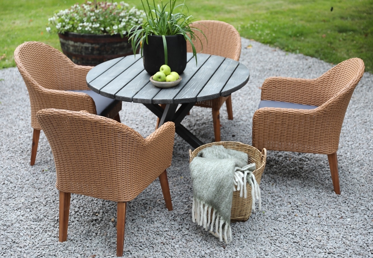 Matgrupp Mercury: Scottsdale runt bord i Shabby Chic grå inklusive 4 st Valetta fåtöljer i naturfärgad konstrotting Matgrupp Mercury: Scottsdale runt bord i Shabby Chic grå inklusive 4 st Valetta fåtöljer i naturfärgad konstrotting