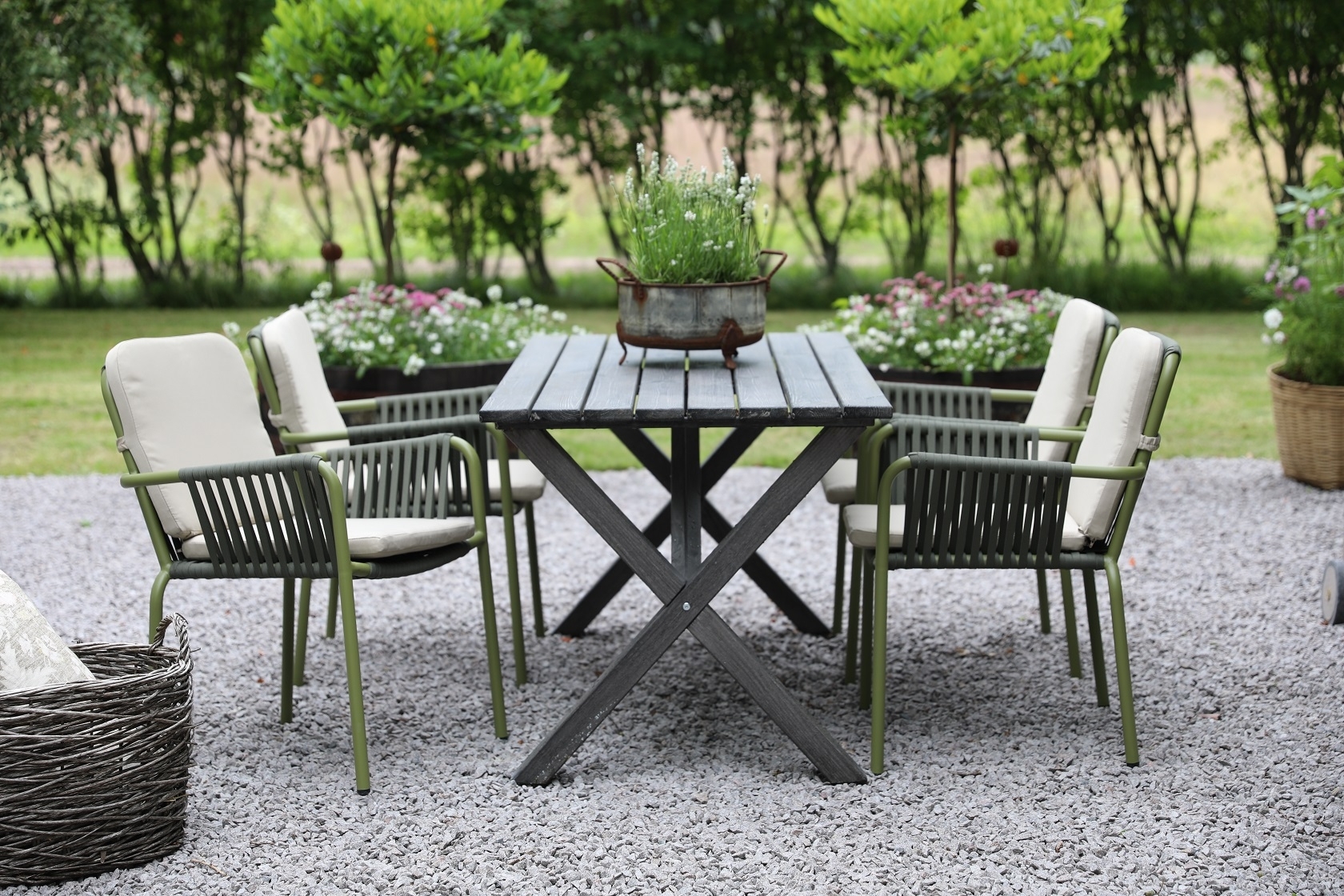 Matgrupp Scottsdale bord 150 cm i Shabby Chic grå inklusive 4 st gröna stapelbara Lincoln stolar Matgrupp Scottsdale bord 150 cm i Shabby Chic grå inklusive 4 st gröna stapelbara Lincoln stolar