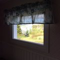 Ett mycket bra fönster, lättmonterat och snyggt. Ett minus för avsaknaden av förborrande montageskruv 25 mm i monteringssatsen då jag monterade fönstret i mitt fritidshus 80 km från närmaste järnhandel. Det blev en resa till stan.... Fast fönster 3-glas - PVC - U-värde 0,96