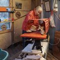 Kundbild Elektrisk vedklyv med låg arbetshöjd - 7t: Barbro klyver vresig ved utan...
