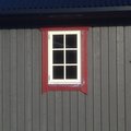 Första fönstret på plats i vår fjällstuga :) 3-glasfönster Trä utåtgående - 1-Luft - U-värde 1,1