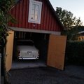 Portarna öppna, redo att köra ut... Dörrstopp till slagport