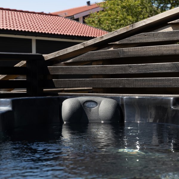 Spabad 5–6 personer Lucite® Akryl, Gecko® Cirkulationspump & Balboa® Styrsystem 2026 - Poseidon Black Edition Spabad 5–6 personer Lucite® Akryl, Gecko® Cirkulationspump & Balboa® Styrsystem 2026 - Poseidon Black Edition