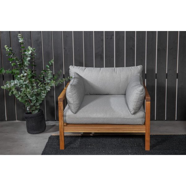 Malmby fåtölj – Gråa dynor/Akacia Malmby fåtölj – Gråa dynor/Akacia