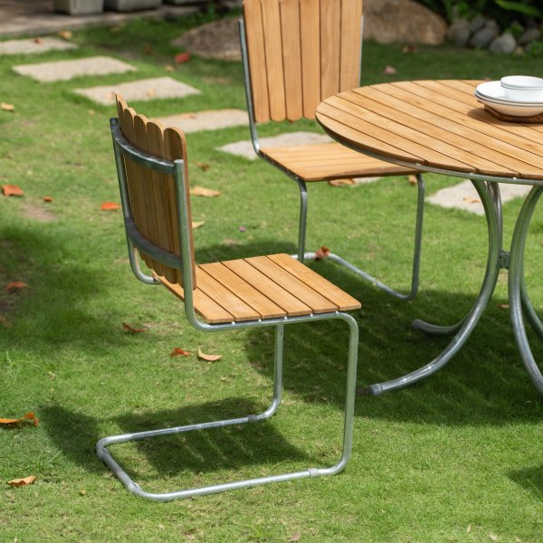 Möllan Gartengruppe in Teak: 4 Stühle mit Esstisch Ø110 cm + Reinigungsspray für Gartenmöbel Möllan Gartengruppe in Teak: 4 Stühle mit Esstisch Ø110 cm + Reinigungsspray für Gartenmöbel