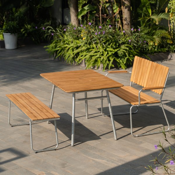 Möllan Gartengruppe in Teak: Sofa + Bank und Esstisch 120x80 cm + Reinigungsspray für Gartenmöbel Möllan Gartengruppe in Teak: Sofa + Bank und Esstisch 120x80 cm + Reinigungsspray für Gartenmöbel