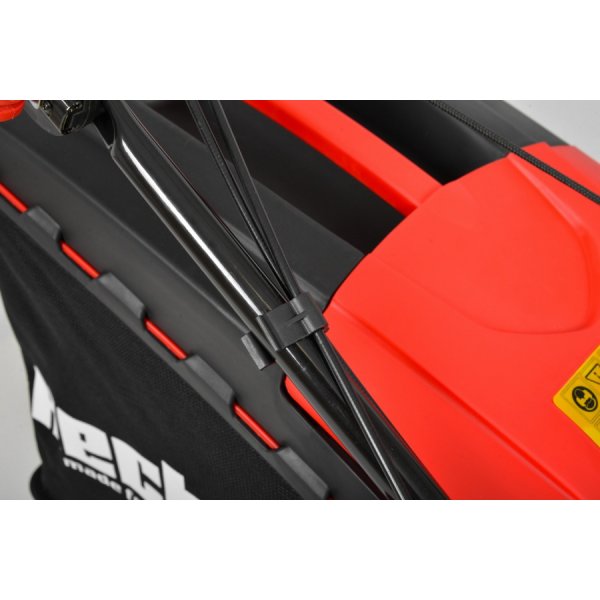 Bensindriven gräsklippare 46cm, självgående 4 växlar - 135cc Bensindriven gräsklippare 46cm, självgående 4 växlar - 135cc