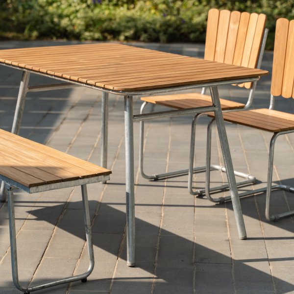 Möllan Gartengruppe in Teak: 2 Stühle mit Bank und Esstisch 120x80 cm + Reinigungsspray für Gartenmöbel Möllan Gartengruppe in Teak: 2 Stühle mit Bank und Esstisch 120x80 cm + Reinigungsspray für Gartenmöbel